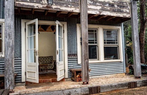 Leura Cabin | Buttercup Oasis - Cabin with Hot-Tub and Firepit