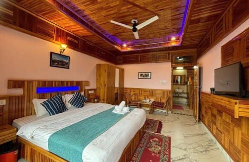 Naggar Hotel | Cafe Saffron Sips & Stays