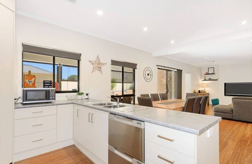 Moonta Bay Hotel | Calm Waters, Moonta Bay