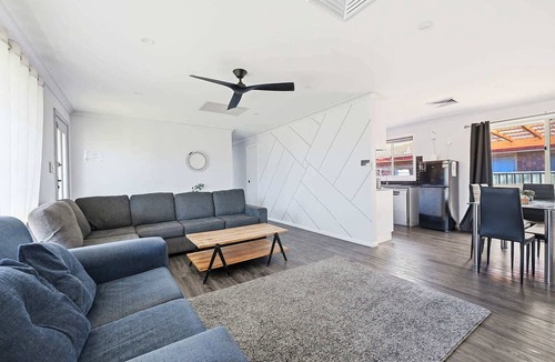 Dubbo House | Canterbury House - Firepit Retreat Near Mall