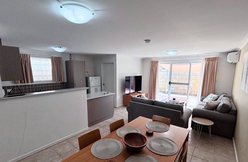 Broadwater House | Cape View TwentyTwo – a modern 2-bedroom, 2-bathroom villa
