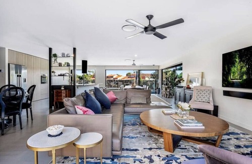 Isle Of Capri House | Capri Waterfront Oasis Pool, 4bd steps to Surfers