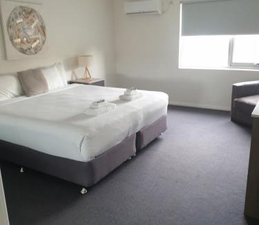 Goulburn Hotel | Carlton Suites
