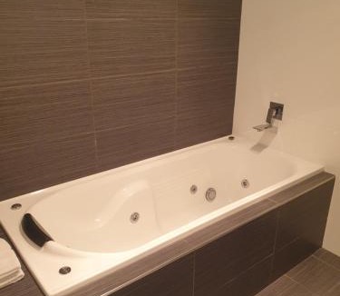 Goulburn Hotel | Carlton Suites