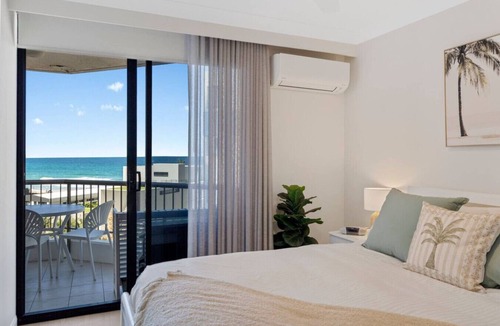 Main Beach Apartment | Carrington Coastal Escape - Views, Wi-fi, Parking