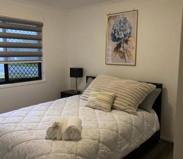 Springfield Lakes House | Casa Bella 1 Bedroom Available shared Quiet Home, Bath Tub, 2 Cats