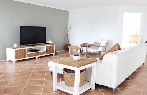 The Entrance North House | Casa De Praia' next to the ocean