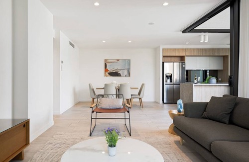 Broadbeach Apartment | 『CASSA VUE』- Cozy Living | Modern 3-BR