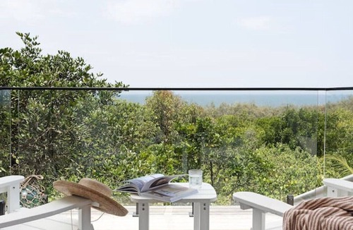 Castaways Beach House | Castaways Beach house Noosa.Beachfront,pool,tennis