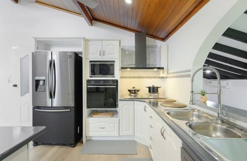 Casula House | Casula cozy 3Br home with parking & WiFi