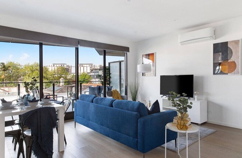 Caulfield North Apartment | Caulfield Elegance: Chic Abode