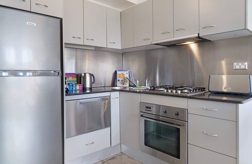 Surry Hills Apartment | Central 1-Bedroom Apartment with City Views