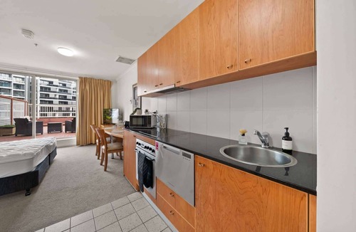 City East Apartment | Central ACT Studio with Indoor Pool and Gym