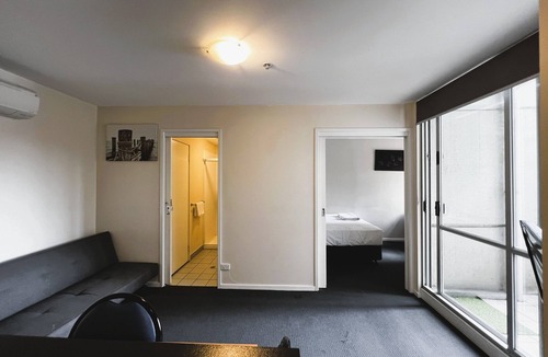 Carlton South Apartment | Central CBD Apartment for 5 | Free WiFi | On Site Parking Available