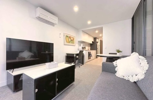 Phillip Apartment | Central located 1Bedroom Apartment in Woden ACT