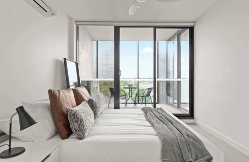 Oakleigh Apartment | Central Oakleigh 2BR Apartment w Parking