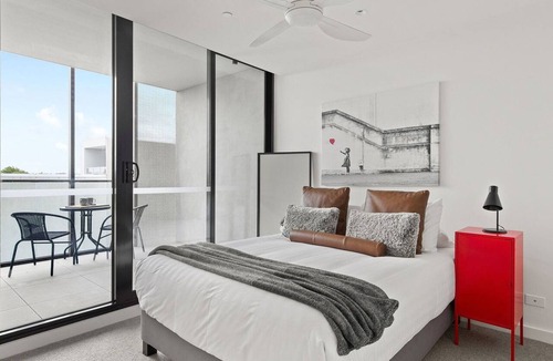 Oakleigh Apartment | Central Oakleigh 2BR Apartment w Parking