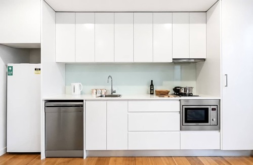 Surry Hills Apartment | Central peaceful 1 bedroom with balcony & aircon