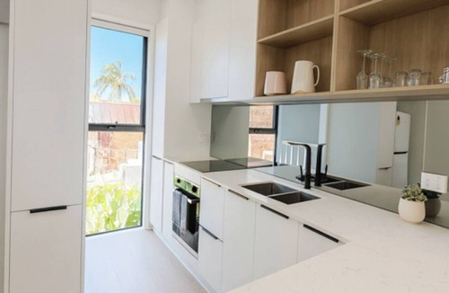 Labrador House | Central Southport 2BR 2Bath Stay with Car Park