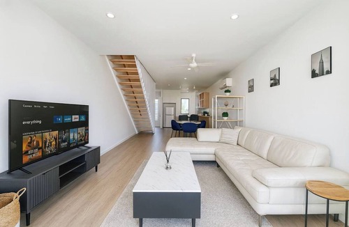 Labrador House | Central Southport 2BR 2Bath Stay with Car Park