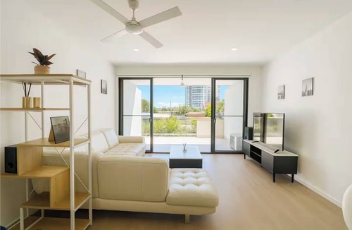 Labrador House | Central Southport 2BR 2Bath Stay with Car Park