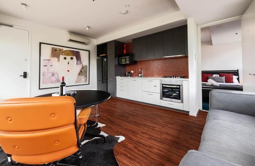 St Kilda Apartment | Central St Kilda Escape - Free Parking & Wifi