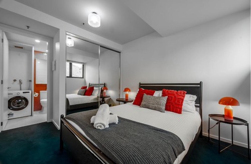 St Kilda Apartment | Central St Kilda Escape - Free Parking & Wifi