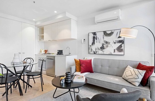 Collingwood Apartment | Charming 1-Bed Apartment with a Balcony