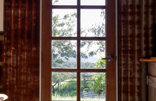 Tenterfield House | Charming 1-Bed Farm Cabin with Wood Fire