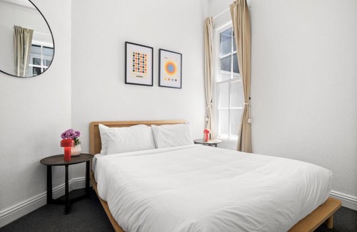 Cremorne House | Charming 2-Bed Home with Outdoor Space in Cremorne