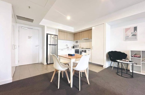 Adelaide Central Business District Apartment | Charming 2 BR Apt Chinatown Pool Gym
