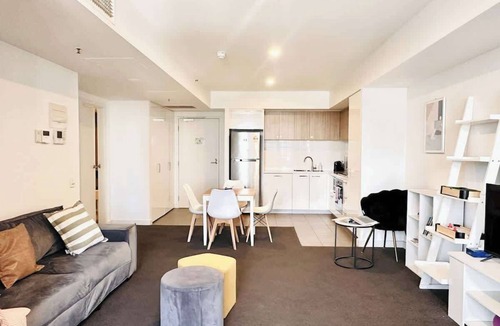 Adelaide Central Business District Apartment | Charming 2 BR Apt Chinatown Pool Gym