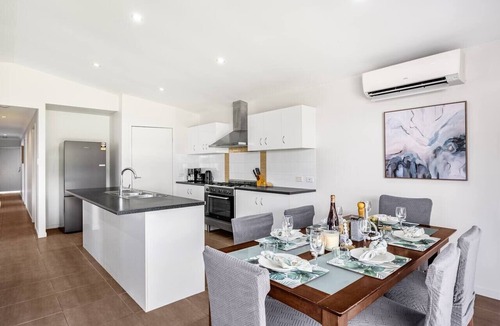 Wynnum House | Charming 4Bedroom Home Near TrainStation & Beaches