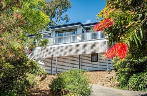 Upper Ferntree Gully House | Charming Hillside Home City Views and the 1000 Steps!