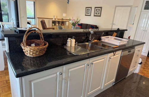 Bell Post Hill Villa | Charming Bay-View Stay near Geelong Ring Road