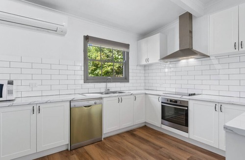 Bakery Hill House | Charming Cottage-Stylish Haven!