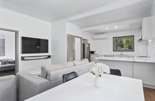 Bakery Hill House | Charming Cottage-Stylish Haven!