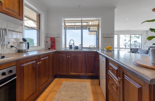 Clarendon House | Charming Retreat Scenic Views Near Wineries