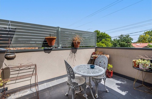Brunswick North Apartment | Charming Retro Townhouse in Vibrant Coburg