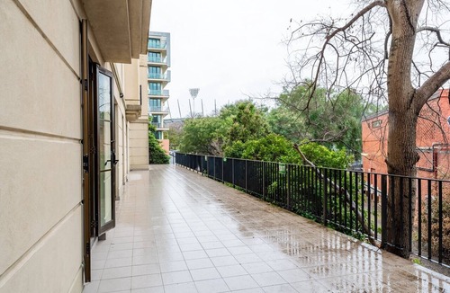 East Melbourne Apartment | Chic 1-Bed in East Melbourne with Gym & Pool