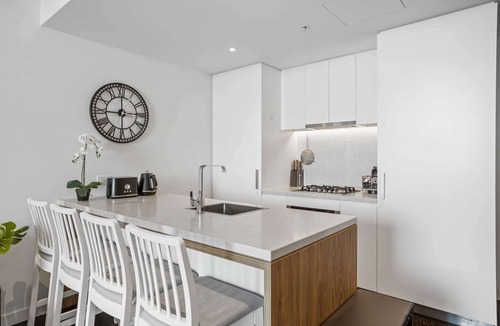 Fortitude Valley Apartment | Chic 1-Bed with Parking, Pool and Gym