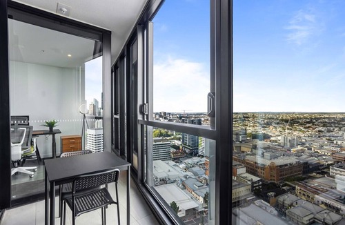 Fortitude Valley Apartment | Chic 1-Bed with Parking, Pool and Gym