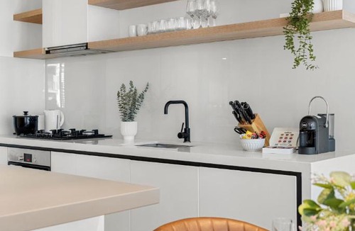 Docklands Apartment | Chic 2B Apt with CarPark and Pool Near Marvel