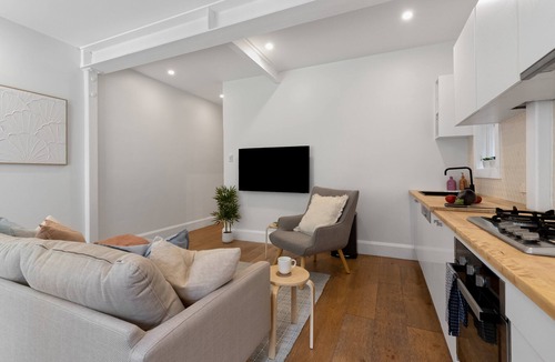 Bondi Beach Apartment | Chic Bondi Retreat – 10 Min Walk to Beach, modern coastal style