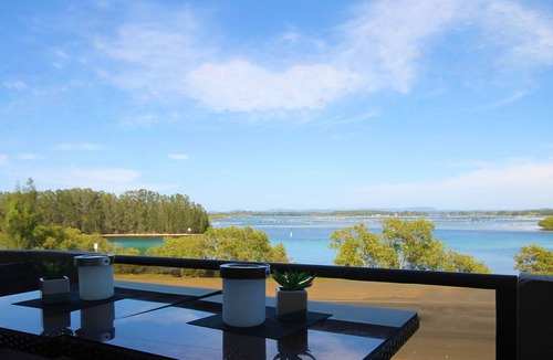 Forster Apartment | CHILL-OUT LAKESIDE * waterfront on wallis lake. Walk to the beach, shops, cafes!
