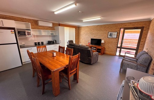Dubbo Hotel | Christine Griffiths Units