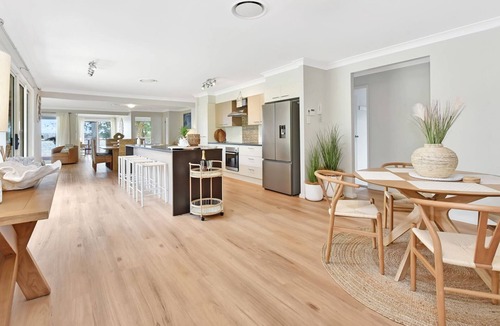 Lake Munmorah House | ChrisTony 3 Bdrm Waterfrnt Cottage