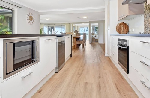 Lake Munmorah House | ChrisTony 3 Bdrm Waterfrnt Cottage