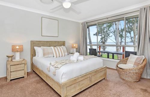 Lake Munmorah House | ChrisTony 3 Bdrm Waterfrnt Cottage