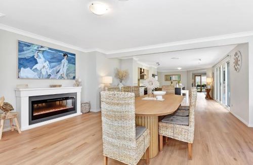 Lake Munmorah House | ChrisTony 5 Bdrm Waterfrnt Cottage